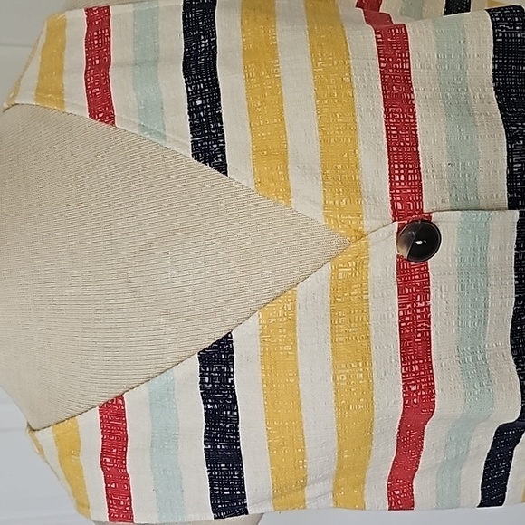 Old Navy sleevless top. Knoted at the waist. Size XL. Striped. Flattering. - Picture 2 of 9